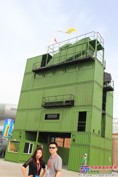 意玛薛总与中国路面机械网记者方雨霞合影