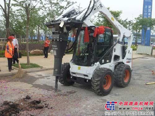 千里马大客户部山猫多功能滑移装载机交付