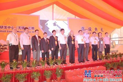 卡特彼勒（中国）研发中心（无锡）三期落成典礼上，与会领导合影留念