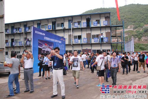 来自中联重科全国两百多名客户和全国30家媒体记者亲临灵石保障房项目工地观摩80米泵车施工