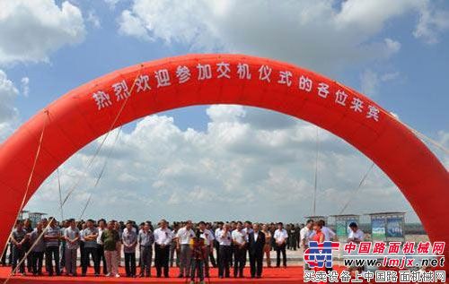 国内首台小松PC2000挖掘机交付客户