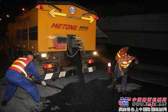 美通筑机保温车正在杭州市区施工