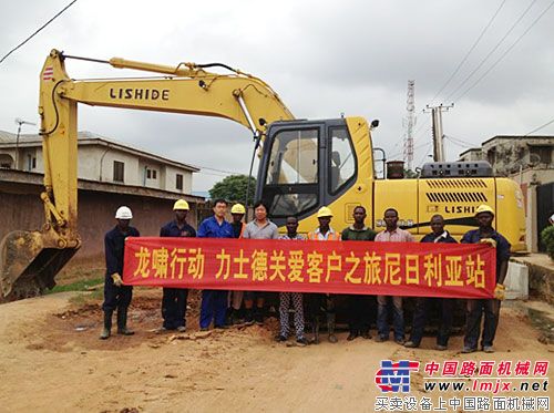 力士德服务人员跟王老板还有工地的施工人员进行合影留念。