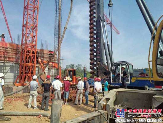 配置长螺旋装置的多功能电旋挖正在施工