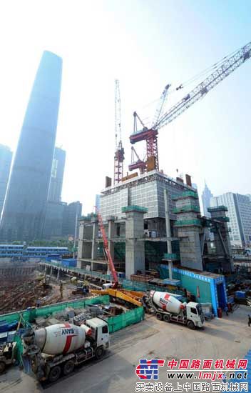 三一HBT90C超高压托泵参与东塔项目施工