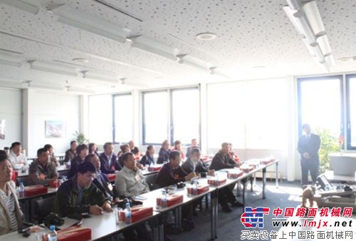 三一重工副总经理、三一驻大象首席联络官蒋向阳先生现场讲解