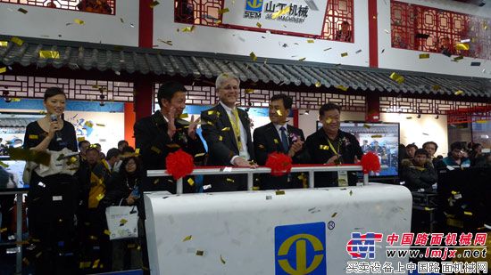 山工SEM922平地机新品发布仪式