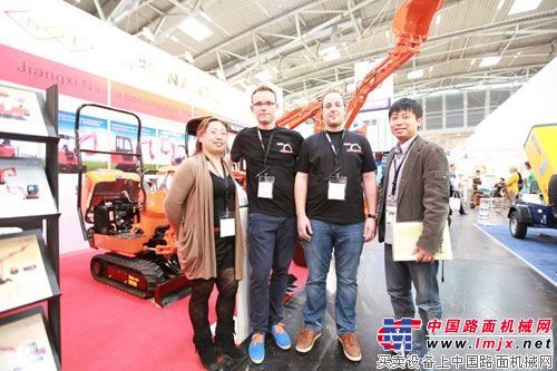 中国路面机械网主编冯转与陈凯莉以及南特德国经销商合影.