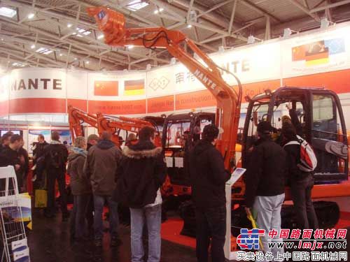  江西南特展台观众络绎不绝