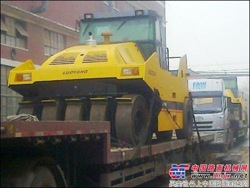 国机重工超大吨位轮胎压路机销往阿尔及利亚