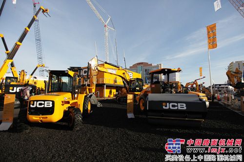 JCB将在Conexpo 2014展会上发布最新小型伸缩臂叉装车