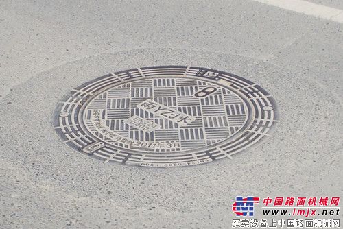 在环形槽填充沥青混凝土后形成的整齐美观的修补痕迹