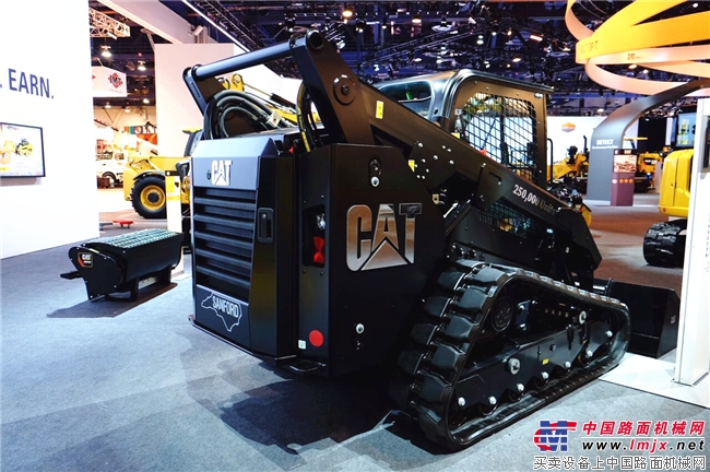 这辆为庆祝第25万台下线的卡特彼勒滑移装载机，酷到没朋友！