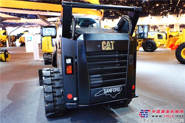 这辆为庆祝第25万台下线的卡特彼勒滑移装载机，酷到没朋友！