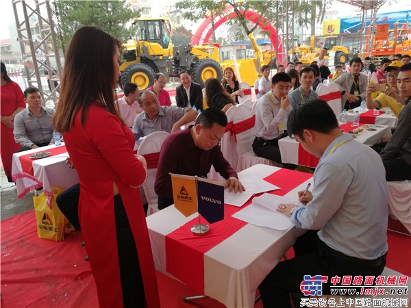  山东临工全新F系列装载机 强势掘进东南亚