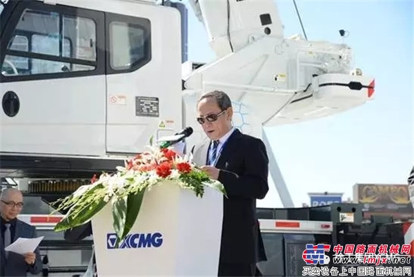 所有人都没想到这位63岁的掌门人能说一口流利的英文！