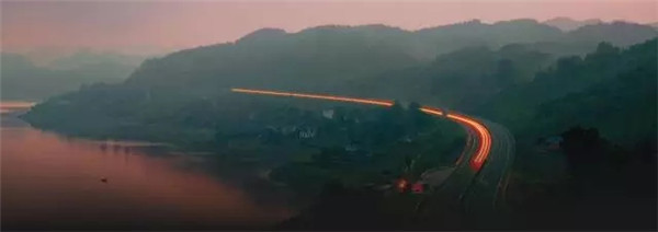 卡特彼勒设备开往春天里的路