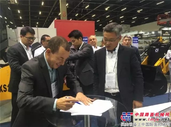 徐工与一线大牌同台竞技，舞动“金色桑巴”！