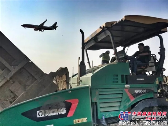 顶级工程 顶级设备——徐工成套路面设备淮安涟水机场施工