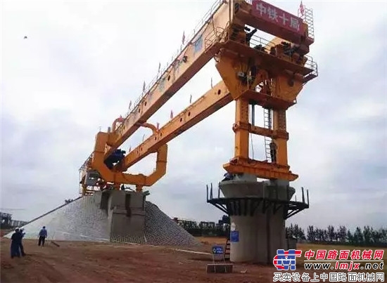 徐工“大黄蜂”顺利完成济青高铁首跨重任！