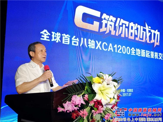 中国制造出全球最大、最灵巧1200吨起重机，中国装备向“高大上”全面升级