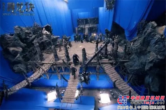 《战狼2》火爆的背后，原来徐工起重机一直担当这样的重要角色！