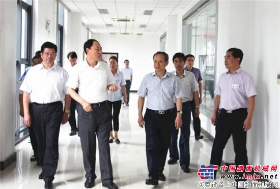 江苏省副省长马秋林考察调研徐工：让中国的工程机械在国际市场上更有竞争力！ 