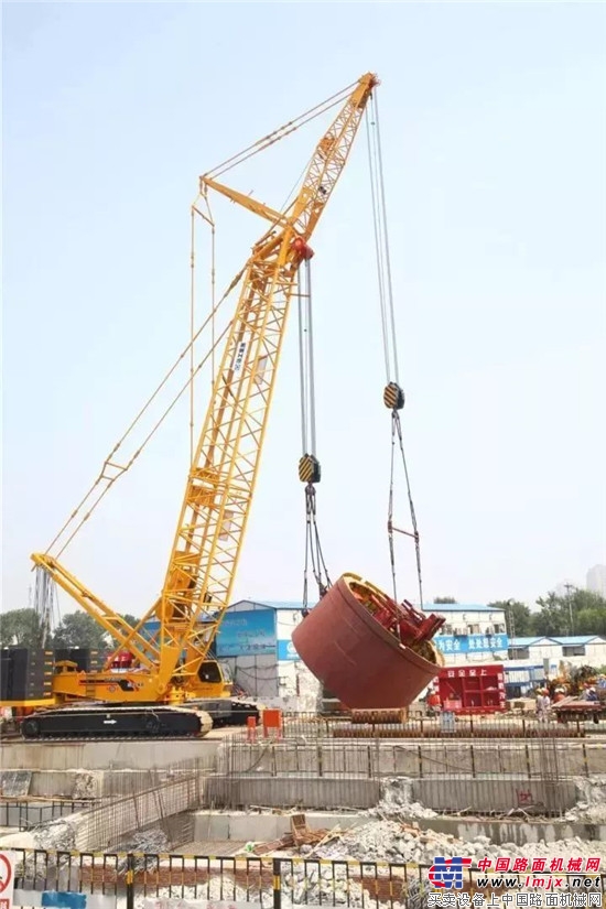 全球首创！徐工履带起重机神力吊装280吨大直径盾构机 