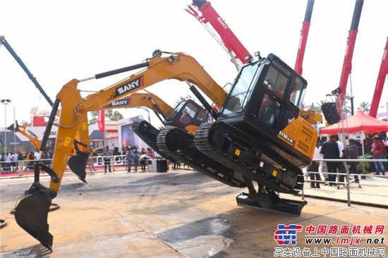 印度Excon 2017开幕，向文波帅气试驾本地压路机