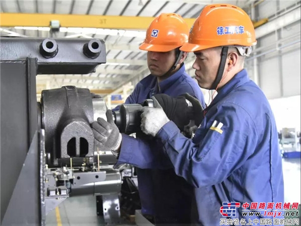 【春在徐工·大美汽车】致敬劳动者!坚守岗位、践行金标准的工匠最美丽！