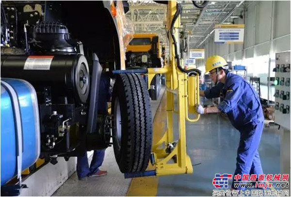 【春在徐工·大美汽车】致敬劳动者!坚守岗位、践行金标准的工匠最美丽！