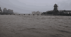 绵阳救灾现场 约翰迪尔风雨中坚守！！！